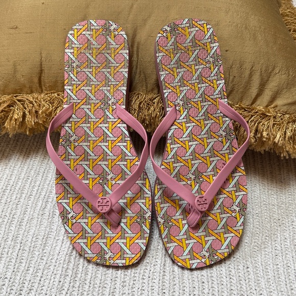 Tory Burch Thin Flip Flops Blushing Pink/Caning Geo Logo Sz 7M - Picture 1 of 14